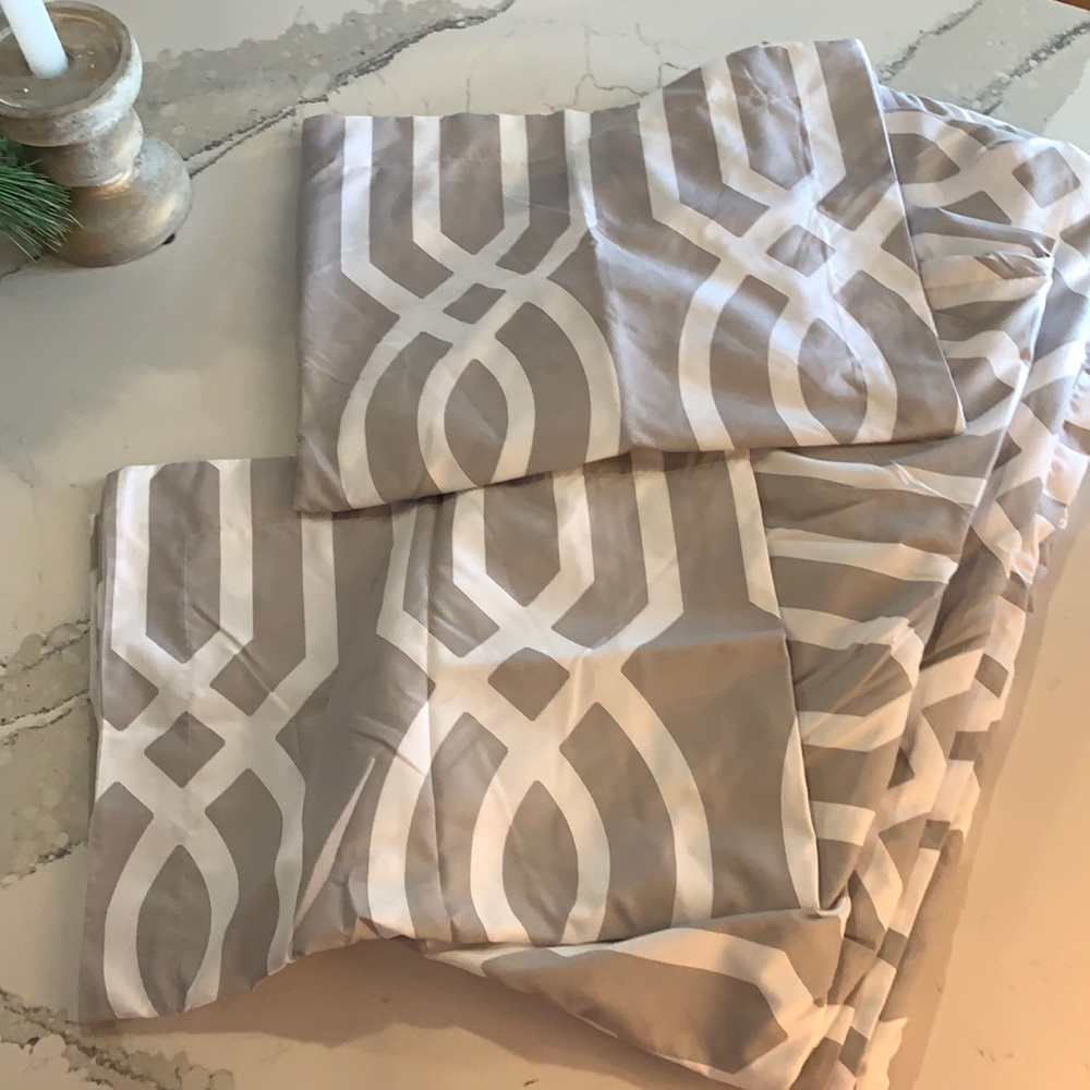 Queen Duvet and 2 Regular Shams Reversible